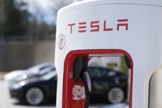 tesla-tem-lucro-de-us$-477-milhoes-no-1o-trimestre,-alta-de-17%