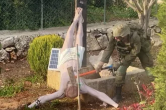 e-#fake-foto-de-militar-de-israel-substituindo-estatua-de-jesus-cristo-danificada-no-libano;-imagem-foi-criada-com-ia
