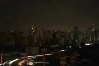 falta-de-energia-afeta-6,8-mil-casas-no-centro-de-sp,-e-enel-culpa-sabesp