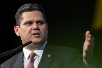 alcolumbre-se-irrita-com-vazamento-de-encontro-com-messias
