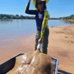 pescadora-se-surpreende-ao-fisgar-arraia-gigante-no-rio-araguaia;-veja-video
