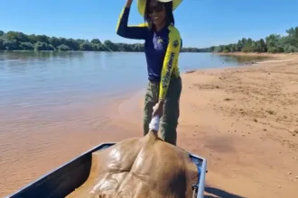 pescadora-se-surpreende-ao-fisgar-arraia-gigante-no-rio-araguaia;-veja-video