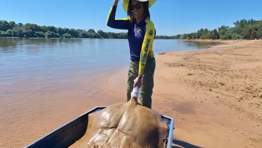 pescadora-se-surpreende-ao-fisgar-arraia-gigante-no-rio-araguaia;-veja-video