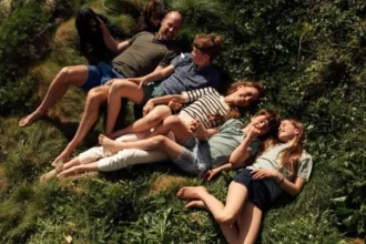 principe-william-e-catherine-celebram-15-anos-de-casamento-com-foto-em-familia