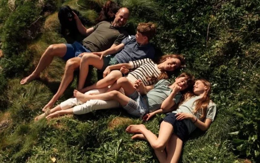 principe-william-e-catherine-celebram-15-anos-de-casamento-com-foto-em-familia