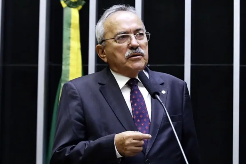 ex-deputado-de-79-anos-publica-‘nude’-por-engano;-veja-imagem