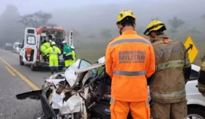 motorista-fica-preso-as-ferragens-apos-colisao-com-caminhao-na-mg-290
