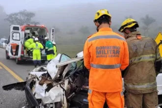 motorista-fica-preso-as-ferragens-apos-colisao-com-caminhao-na-mg-290