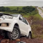 caminhonete-sw4-sai-da-pista-e-bate-contra-barranco-na-br-163-em-cascavel