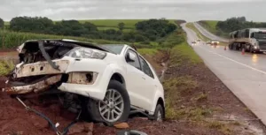 caminhonete-sw4-sai-da-pista-e-bate-contra-barranco-na-br-163-em-cascavel