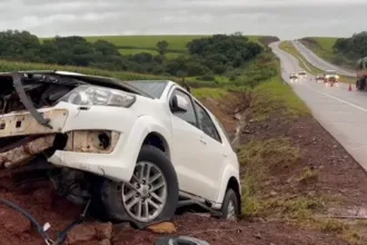 caminhonete-sw4-sai-da-pista-e-bate-contra-barranco-na-br-163-em-cascavel
