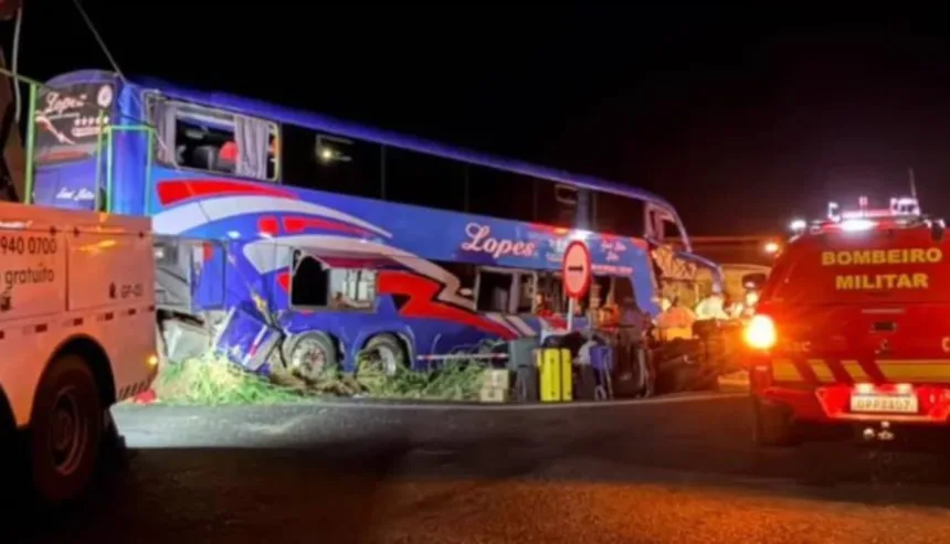 colisao-entre-onibus-e-carreta-deixa-2-mortos-e-33-feridos-em-rodovia-de-minas-gerais