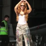 shakira-chega-ao-rio-e-acena-para-fotos-antes-de-show-em-copacabana-–-uol