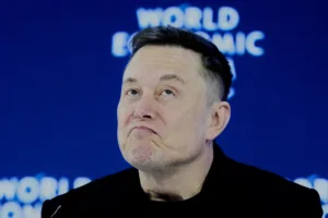 documentos-mostram-que-apenas-elon-musk-pode-demitir-elon-musk-da-spacex,-diz-agencia