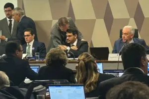 “principio-de-educacao”,-diz-lider-do-pl-sobre-abraco-em-messias.-video