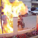 mae-queimada-apos-filho-incendiar-moto-em-fiscalizacao-precisou-ser-intubada.-video