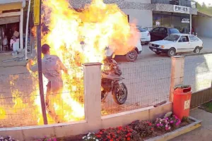 mae-queimada-apos-filho-incendiar-moto-em-fiscalizacao-precisou-ser-intubada.-video