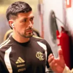 arrascaeta-tem-fratura-na-clavicula-confirmada-apos-queda-em-jogo-contra-estudiantes-e-vira-desfalque-no-flamengo