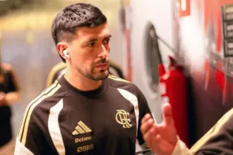 arrascaeta-tem-fratura-na-clavicula-confirmada-apos-queda-em-jogo-contra-estudiantes-e-vira-desfalque-no-flamengo