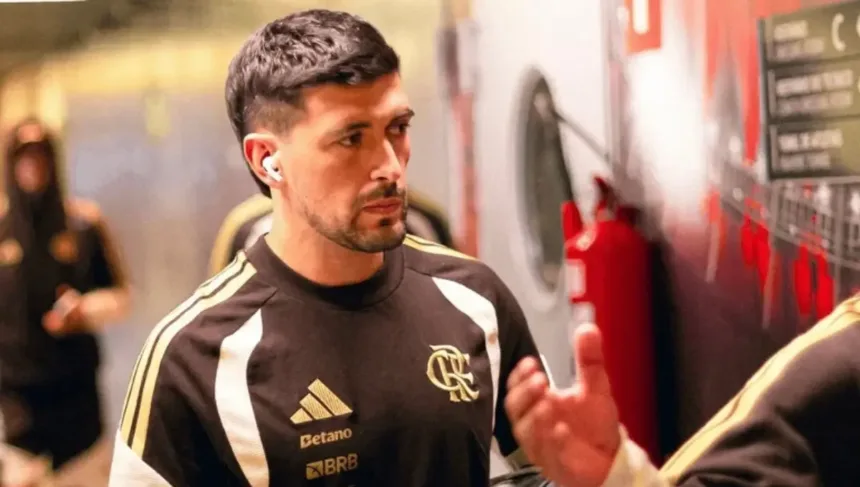 arrascaeta-tem-fratura-na-clavicula-confirmada-apos-queda-em-jogo-contra-estudiantes-e-vira-desfalque-no-flamengo