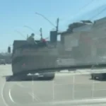 video:-trabalhadores-sao-levados-sobre-carga-de-asfalto-em-carroceria-de-caminhao,-em-goiania