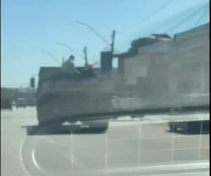 video:-trabalhadores-sao-levados-sobre-carga-de-asfalto-em-carroceria-de-caminhao,-em-goiania