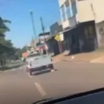 motorista-e-flagrado-arrastando-cachorro-em-carretinha-no-bairro-floresta,-em-goiania