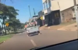motorista-e-flagrado-arrastando-cachorro-em-carretinha-no-bairro-floresta,-em-goiania