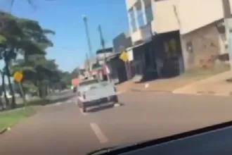 motorista-e-flagrado-arrastando-cachorro-em-carretinha-no-bairro-floresta,-em-goiania