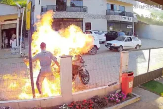 mulher-e-intubada-com-queimaduras-graves-apos-filho-incendiar-moto-em-fiscalizacao-no-es