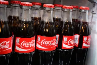 coca-cola-reduz-foco-em-garrafas-tradicionais-e-aposta-em-embalagens-menores-no-brasil