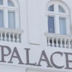 na-expectativa-para-o-show-na-praia,-shakira-aparece-na-janela-do-copacabana-palace-e-‘inspeciona’-palco-–-o-globo