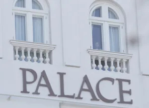na-expectativa-para-o-show-na-praia,-shakira-aparece-na-janela-do-copacabana-palace-e-‘inspeciona’-palco-–-o-globo