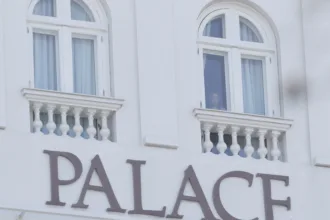 na-expectativa-para-o-show-na-praia,-shakira-aparece-na-janela-do-copacabana-palace-e-‘inspeciona’-palco-–-o-globo