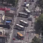 cinco-onibus-sao-sequestrados-e-usados-como-barricadas-na-zona-norte-do-rio-–-extra-online
