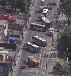cinco-onibus-sao-sequestrados-e-usados-como-barricadas-na-zona-norte-do-rio-–-extra-online