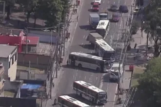 cinco-onibus-sao-sequestrados-e-usados-como-barricadas-na-zona-norte-do-rio-–-extra-online