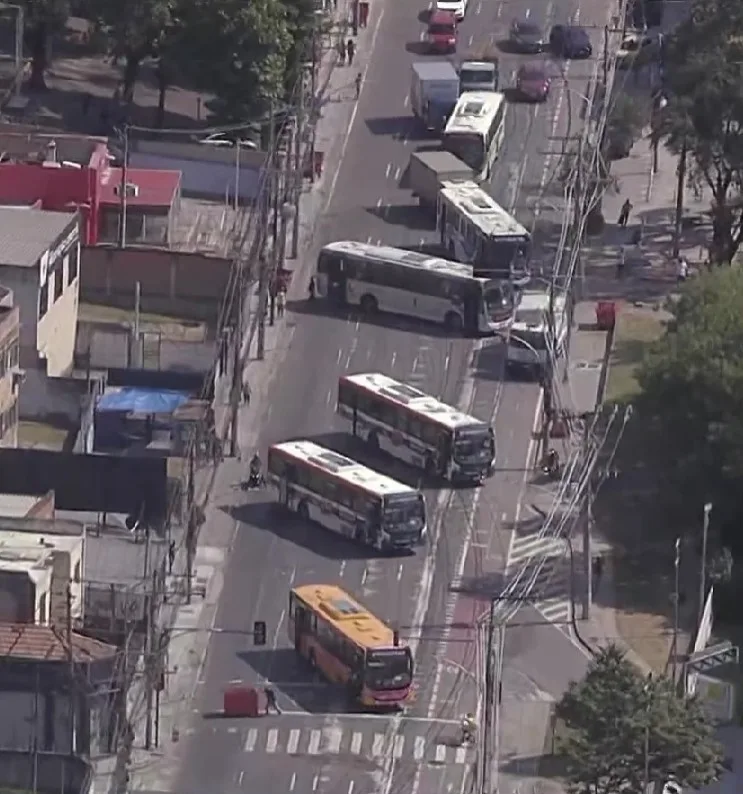 cinco-onibus-sao-sequestrados-e-usados-como-barricadas-na-zona-norte-do-rio-–-extra-online