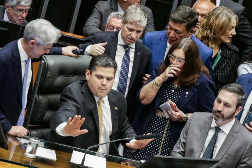 alcolumbre-faz-manobra-e-exclui-do-pl-da-dosimetria-trecho-que-contradiz-lei-antifaccao