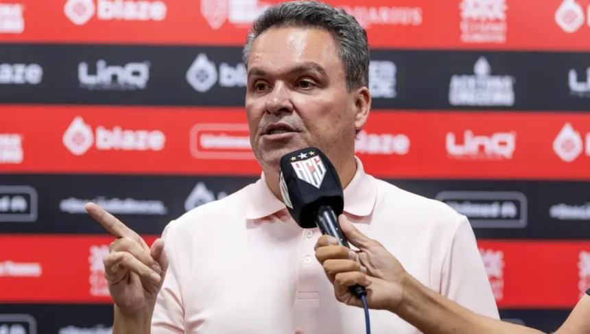 apos-eliminacao,-adson-batista-dispara-contra-equipe-reserva:-“ninguem-tem-condicao-de-vestir-a-camisa-do-atletico”