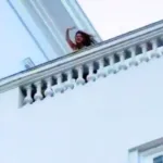 shakira-aparece-em-sacada-de-hotel-e-leva-fas-a-loucura-no-rj