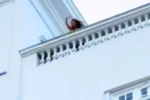 shakira-aparece-em-sacada-de-hotel-e-leva-fas-a-loucura-no-rj
