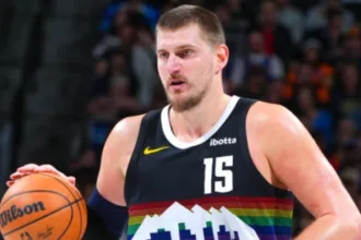 nikola-jokic-protagoniza-confusao-com-jaylen-clark-em-derrota-e-queda-dos-nuggets-nos-playoffs-da-nba