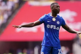 moises-caicedo-renova-com-chelsea-ate-2033-e-atrai-interesse-do-psg