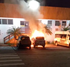 incendio-na-madrugada-destroi-viaturas-da-secretaria-de-transito-de-goiania;-veja-video