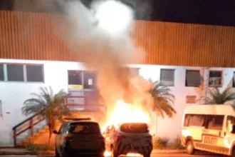 incendio-na-madrugada-destroi-viaturas-da-secretaria-de-transito-de-goiania;-veja-video
