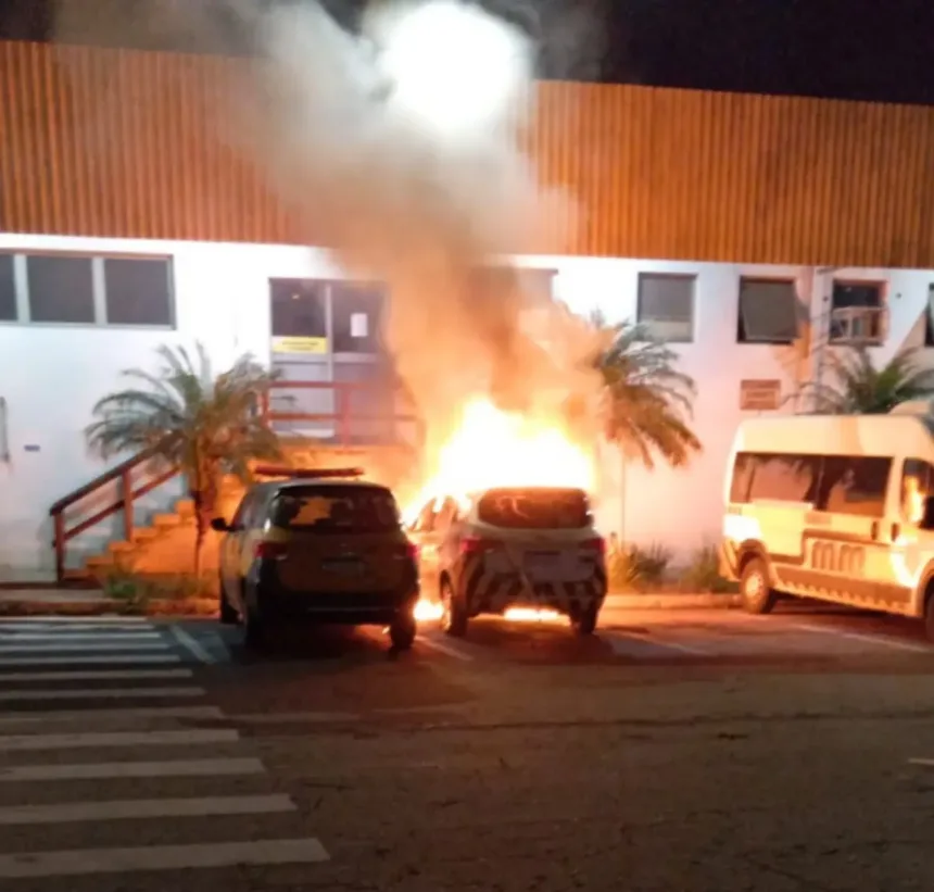 incendio-na-madrugada-destroi-viaturas-da-secretaria-de-transito-de-goiania;-veja-video