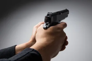 projetos-de-lei-ampliam-porte-de-arma-para-profissoes-como-vigilantes-e-segurancas