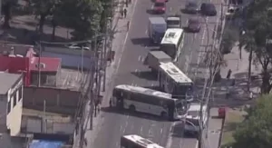 seis-onibus-sao-sequestrados-e-usados-como-barricadas-na-zona-norte-do-rio-de-janeiro