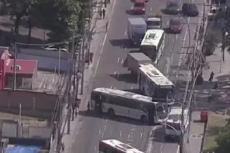 seis-onibus-sao-sequestrados-e-usados-como-barricadas-na-zona-norte-do-rio-de-janeiro